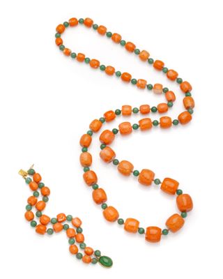 un collier composé de perles orange et vertes, muni d'un fermoir doré
