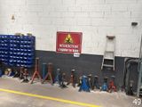 tout un tas d'outils alignés dans le garage