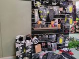Plusieurs paires de skis et de snowboards sont exposées dans un magasin