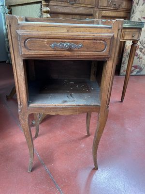 - Chevet en noyer style Louis XV, époque XXe, en l'état sans…