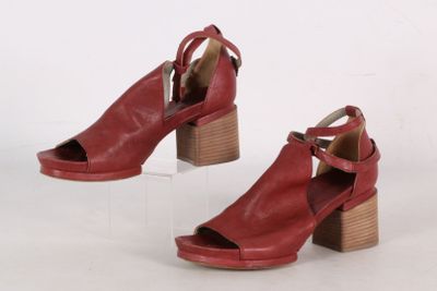 IXOS - Paire de sandales à talons en cuir bordeaux.