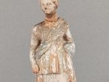 une petite statue représentant une femme debout sur une table