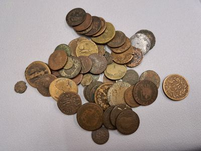 une pile de pièces de monnaie posée sur une table blanche
