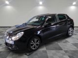 la voiture noire est garée dans le garage sur le sol en damier