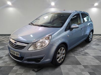 une photo d'une Opel bleue garée dans un garage