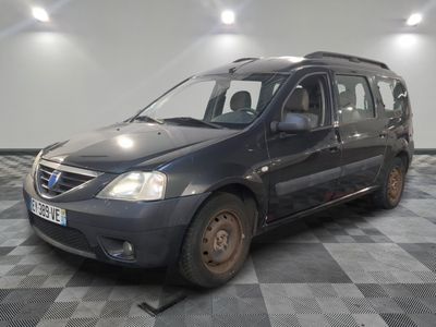 une photo d'une camionnette grise garée dans une pièce