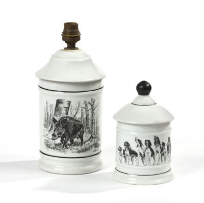 une paire de salières et poivrières en porcelaine noire et blanche ornées de chevaux