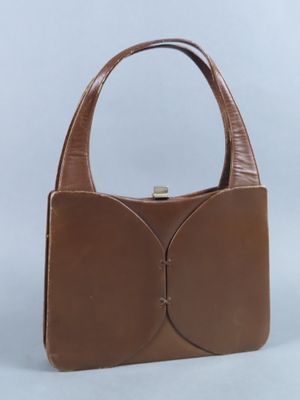 sac à main en cuir marron orné d'un grand nœud sur le devant