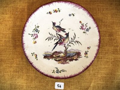 une photo d'une assiette sur laquelle figure un oiseau
