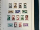 la photo d'un livre portant de nombreux timbres