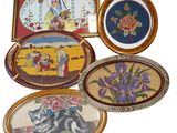quatre assiettes ornées d'images de femmes et de fleurs