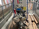 une machine qui se trouve à l'intérieur d'un bâtiment