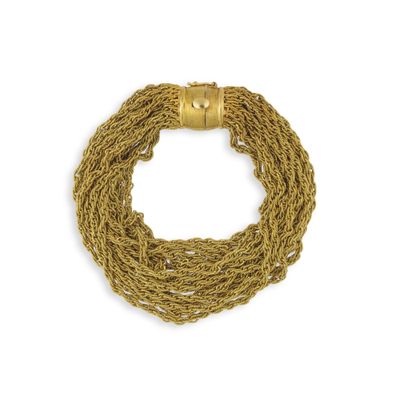gros plan d'un bracelet en chaîne en or sur fond blanc