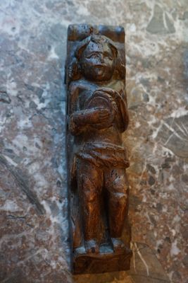 Elément de console, un chapeau dans ses mains - Photo 1