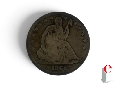 un gros plan sur une pièce de monnaie sur laquelle est représentée une femme assise