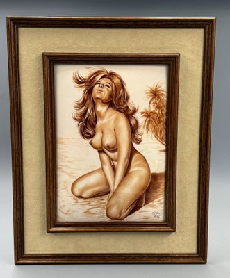 un tableau représentant une femme nue assise sur la plage, avec un palmier en arrière-plan