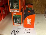 une pile de cartons sur une étagère, à côté d'un rouleau de papier
