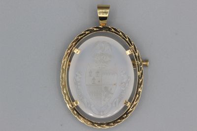 Broche pendentif en or ornée d’une intaille sur agate gravée…
