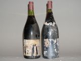 deux bouteilles de vin posées l'une à côté de l'autre sur une table
