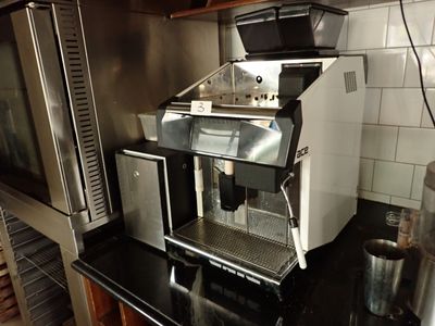 une machine à café posée sur un comptoir dans une cuisine