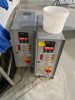 deux seaux posés sur une machine dans une usine