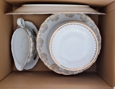 une boîte contenant tout un tas d'assiettes et de bols