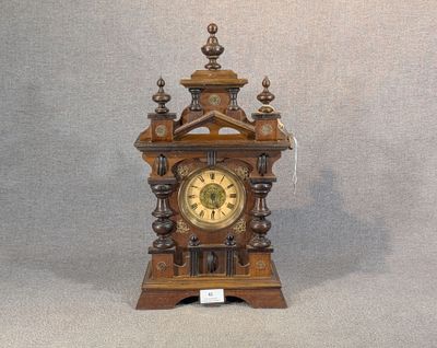 une horloge en bois posée sur une table