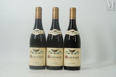 trois bouteilles de vin posées sur une table l'une à côté de l'autre