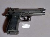 un pistolet posé sur la table, avec une étiquette de prix dessus