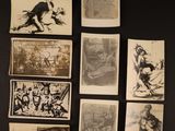beaucoup de photos accrochées au mur d'une pièce