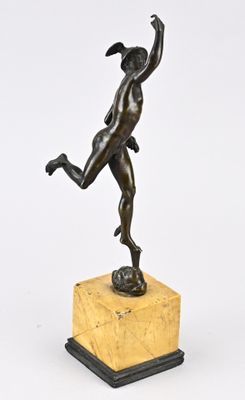 une image représentant une statue en bronze d'un homme posée sur un socle en marbre