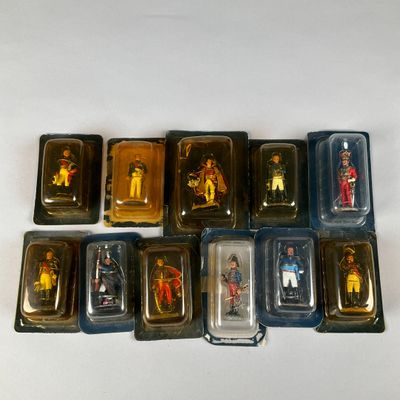 tout un tas de petites figurines en plastique posées sur une table