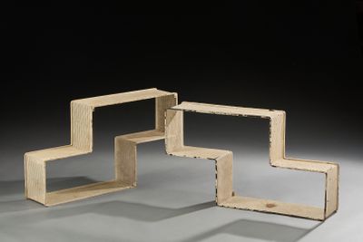deux morceaux de bois empilés l'un sur l'autre sur une table
