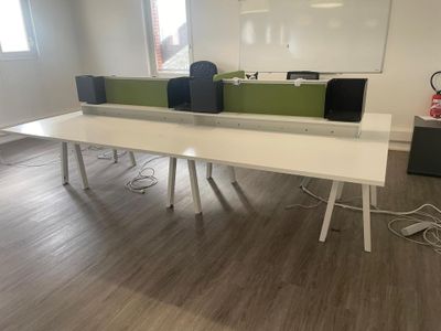 une longue table sur laquelle sont posées des enceintes, dans une pièce