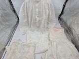 une robe blanche avec des bordures roses, une chemise blanche avec des bordures roses, une chemise blanche avec des bordures roses, une robe blanche avec une bordure rose et du blanc