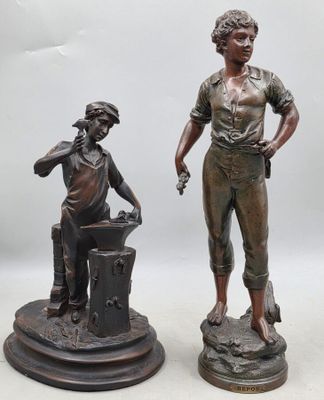 paire de figurines en bronze représentant un garçon et un autre garçon tenant un seau