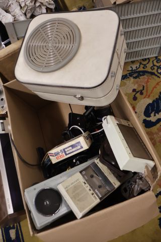 Lot comprenant : magnétophone ancien TOPHET M, carton radio casse...