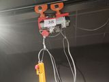 une lampe suspendue au plafond de la pièce