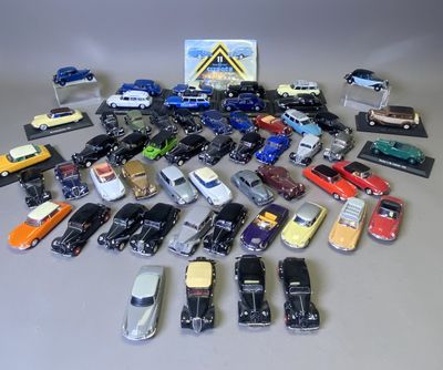 un grand nombre de voitures-jouets qui se trouvent sur la table