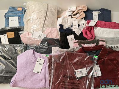 beaucoup de vêtements posés sur une étagère