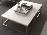 une table basse sur laquelle sont posés des livres, dans un salon
