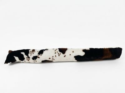 barrette aux cheveux marron et blancs, avec des taches noires sur fond blanc