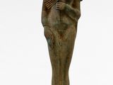 une statue égyptienne représentant une femme tenant une pomme sur fond blanc