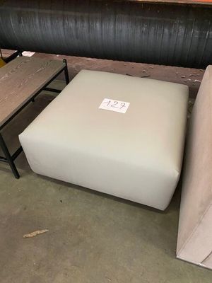 1 POUF en cuir DOLLARO blanc. 60x60x30 cm