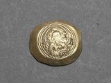 gros plan d'une pièce d'or avec un visage dessus