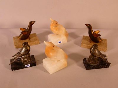 six sculptures Art déco représentant des oiseaux, posées sur des blocs de marbre