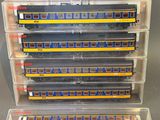 une pile de wagons posée sur une table