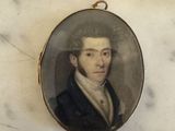 portrait d'un homme en costume noir et chemise blanche