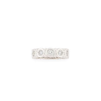 une bague en or blanc sertie de trois diamants sur le côté