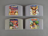 Quatre cartouches de jeux Nintendo sont alignées sur une table
